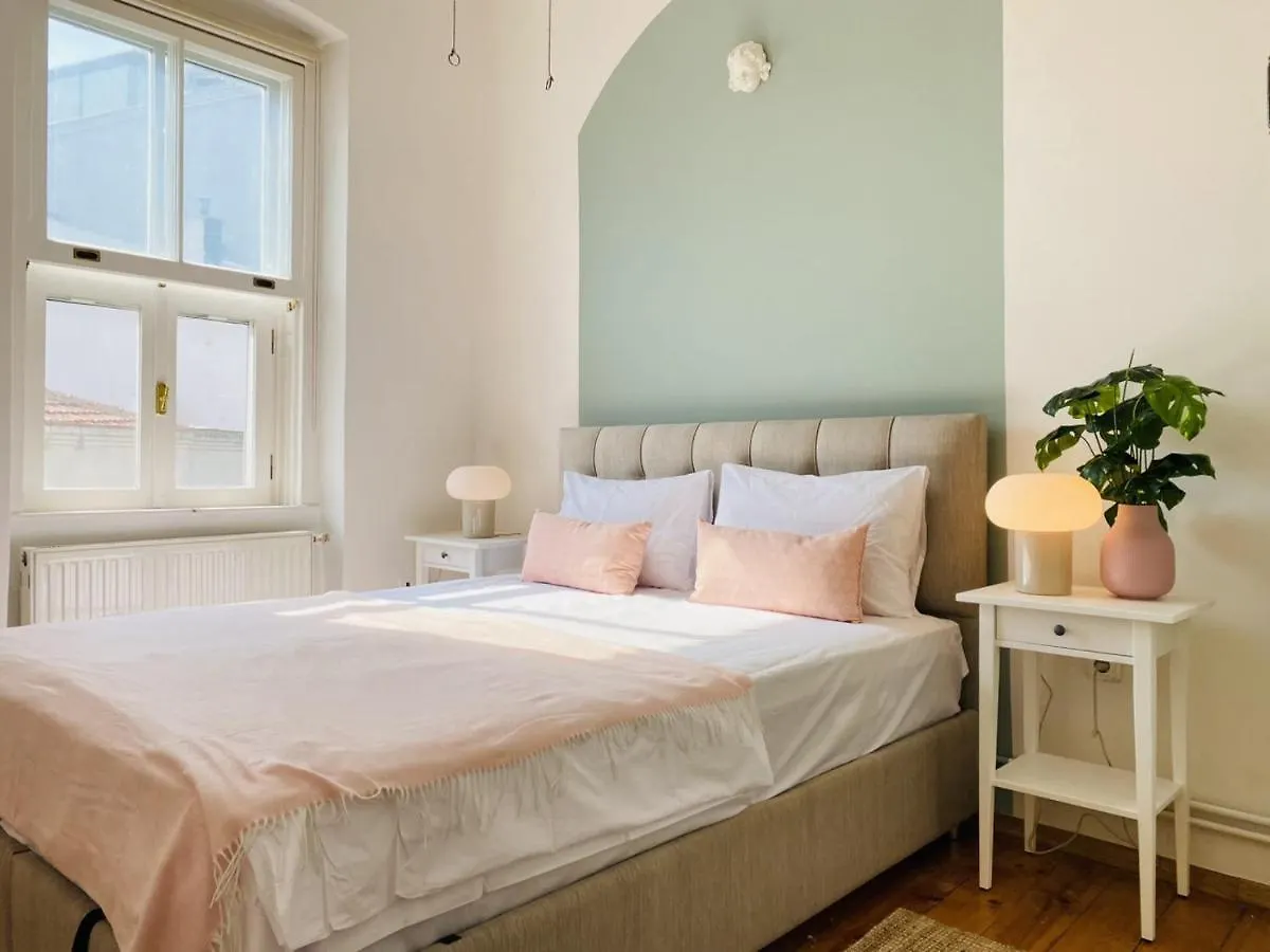 شقة اسطنبول  في Distinguished Flat Near Istiklal